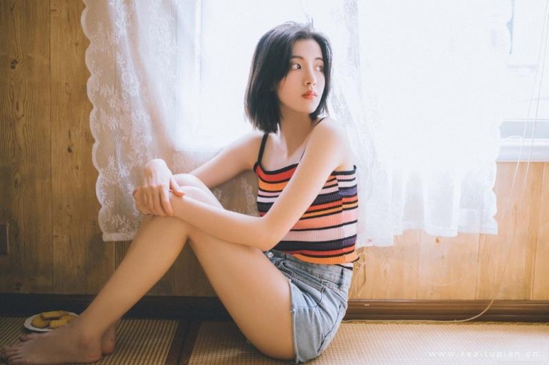 清新唯美的短发美女吊带短裤写真图片