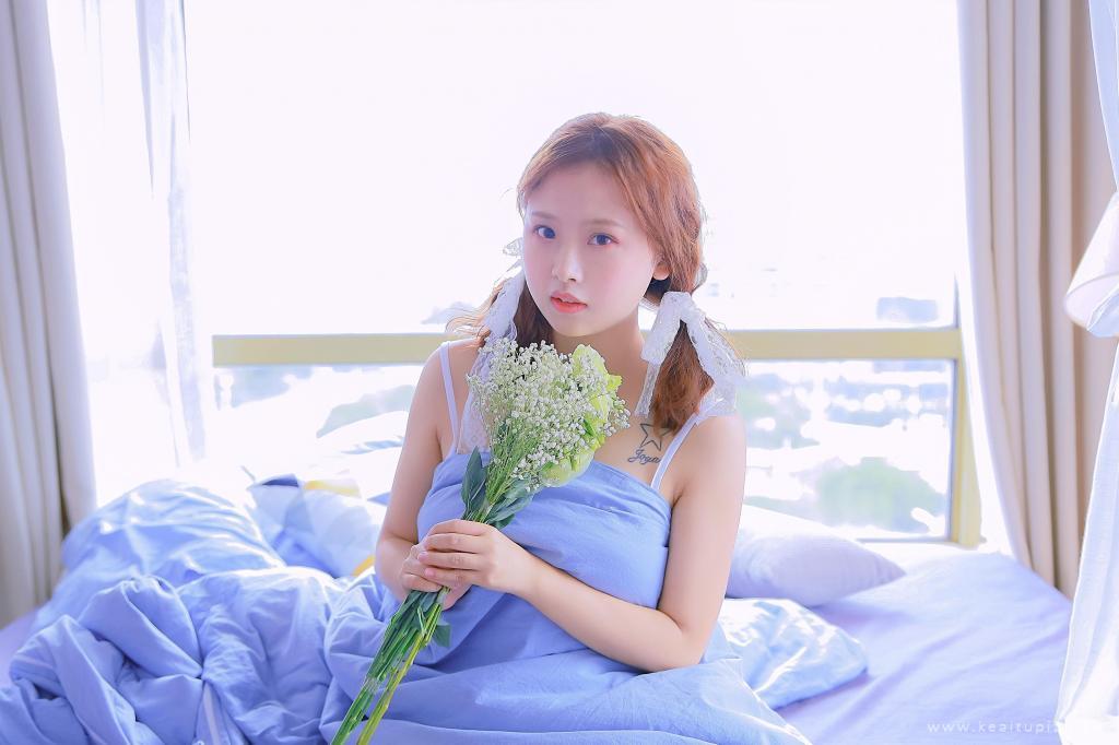 紫色吊带格子裙甜美可人美女居家迷人写真图片桌面壁纸