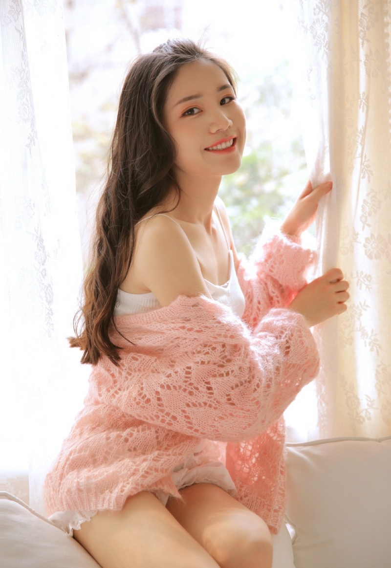 长发美女明眸皓齿可爱私房图片