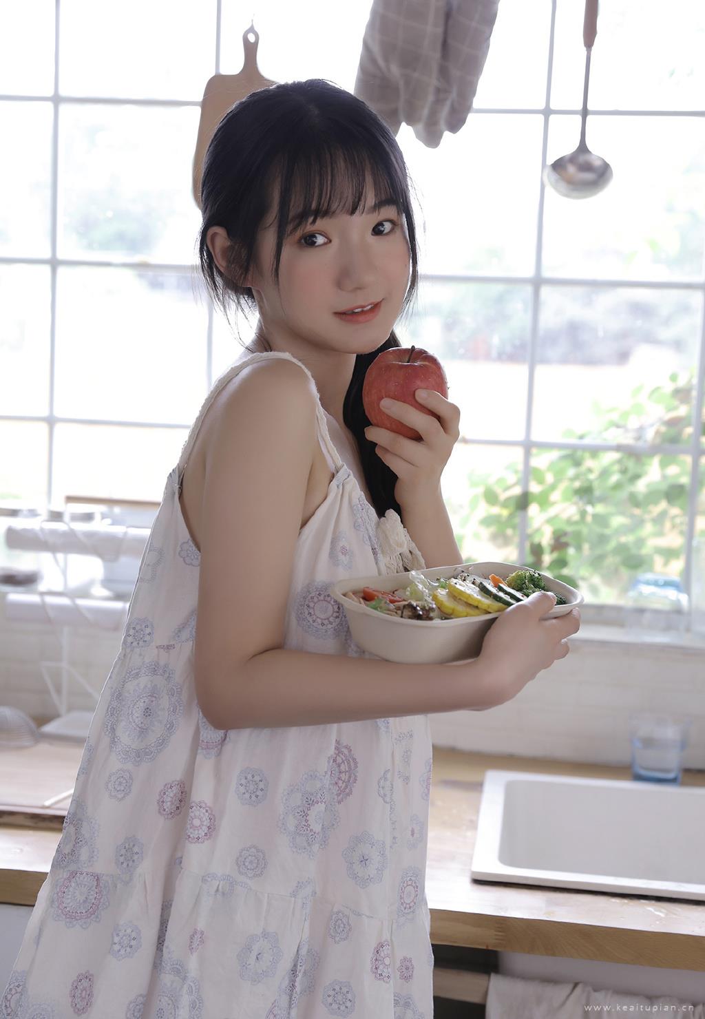 厨房美女吊带睡裙悠悠夏日性感写真图片大全