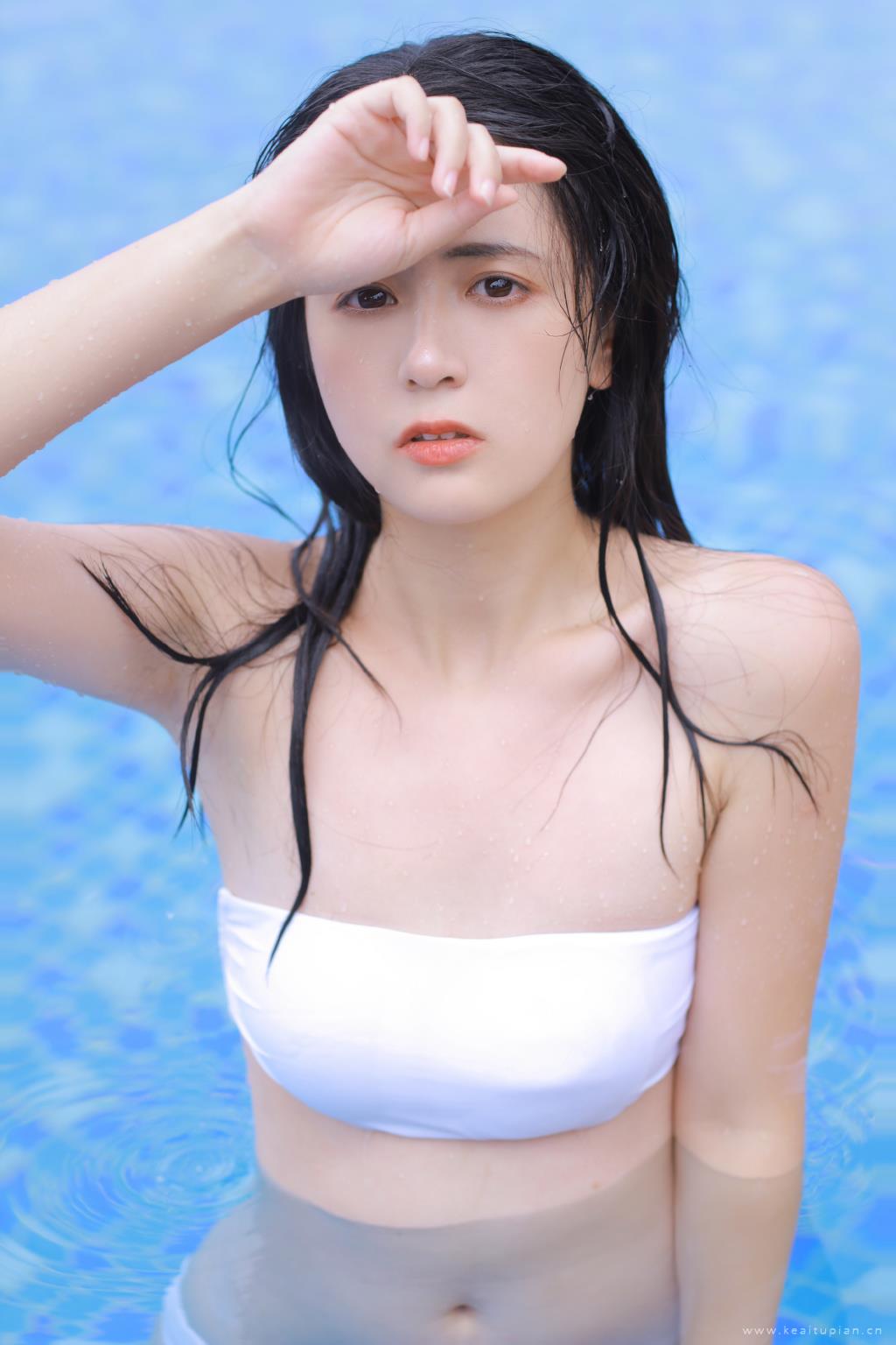 性感泳池裹胸美女湿身造型诱人写真壁纸图片