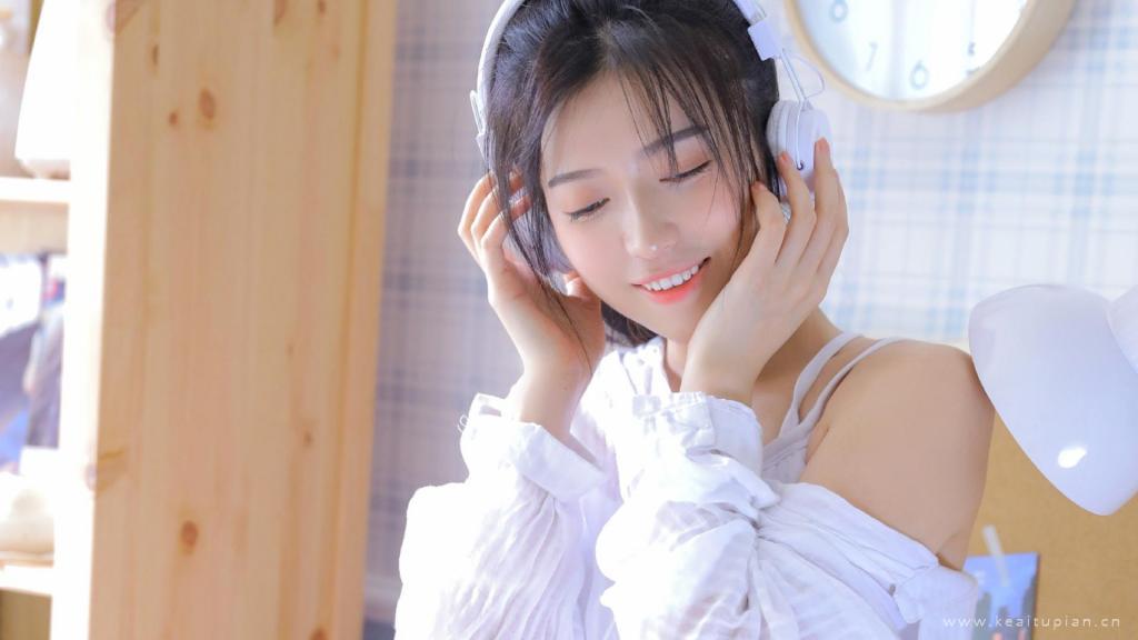 清纯可人的美女小姐姐居家室内写真图片