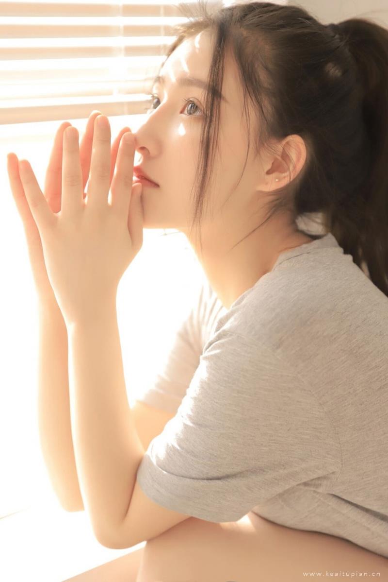 高马尾甜心杏眼干净迷人写真图片