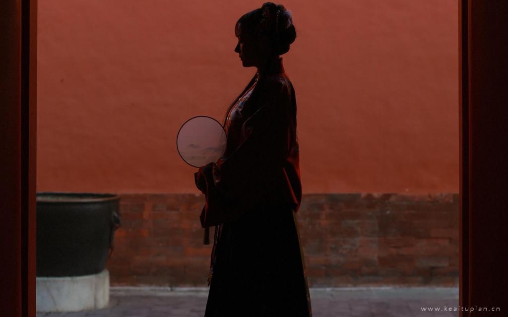故宫里的红衣古装美女高清古风写真图片