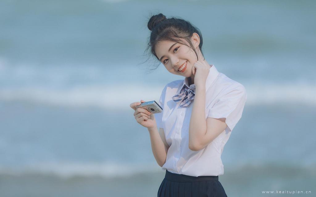养眼清纯日系学生制服少女海边沙滩风景写真图片