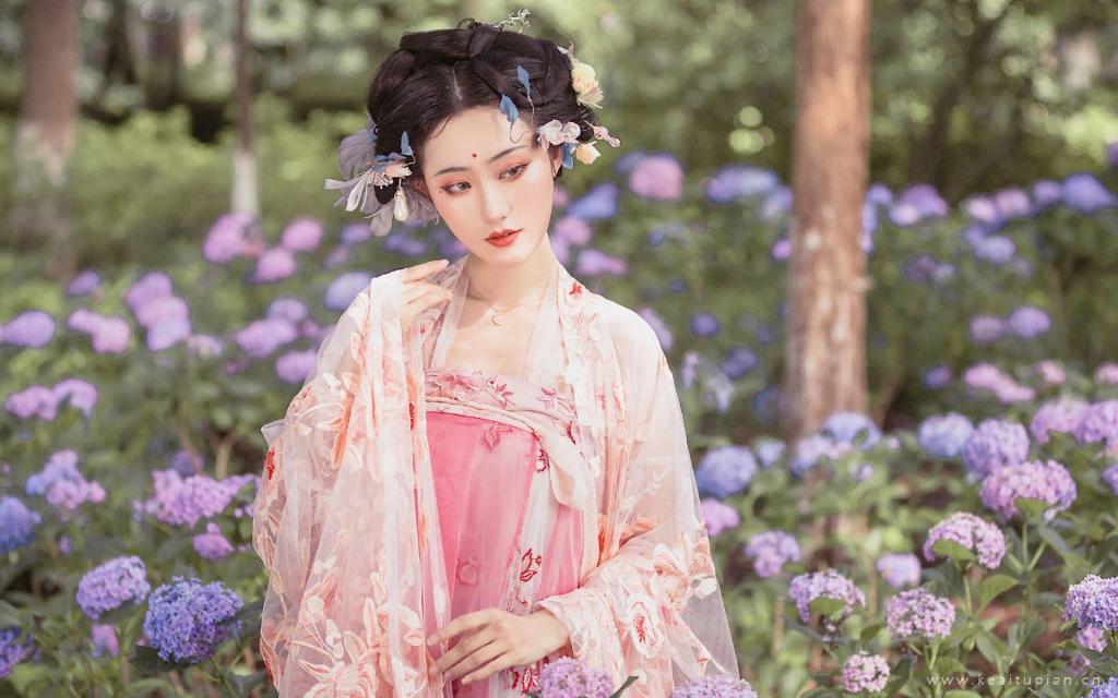 温婉古装美女在花海中唯美写真图片桌面壁纸