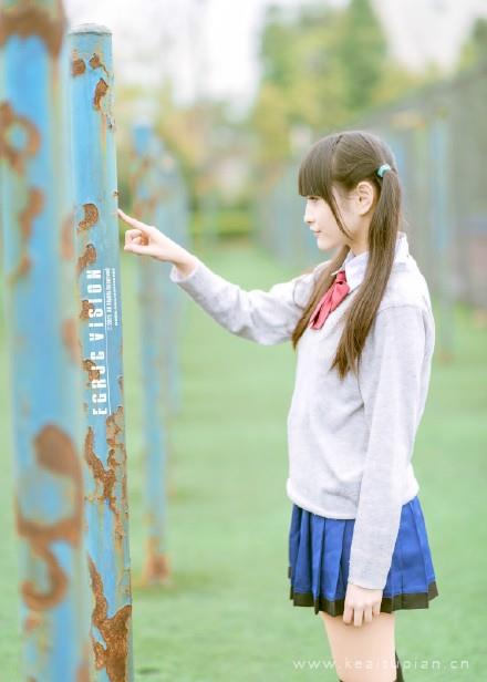 校园操场上的双马尾高中女生高清图片