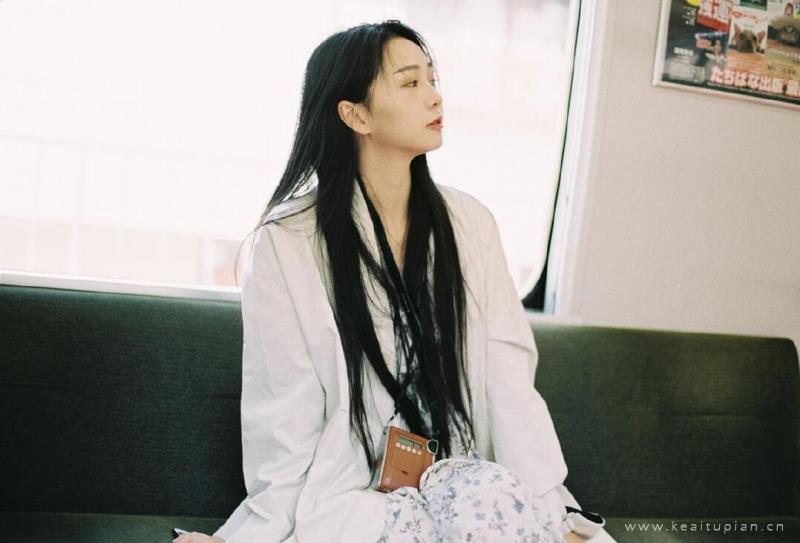 知性优雅的长发美女文艺写真图片