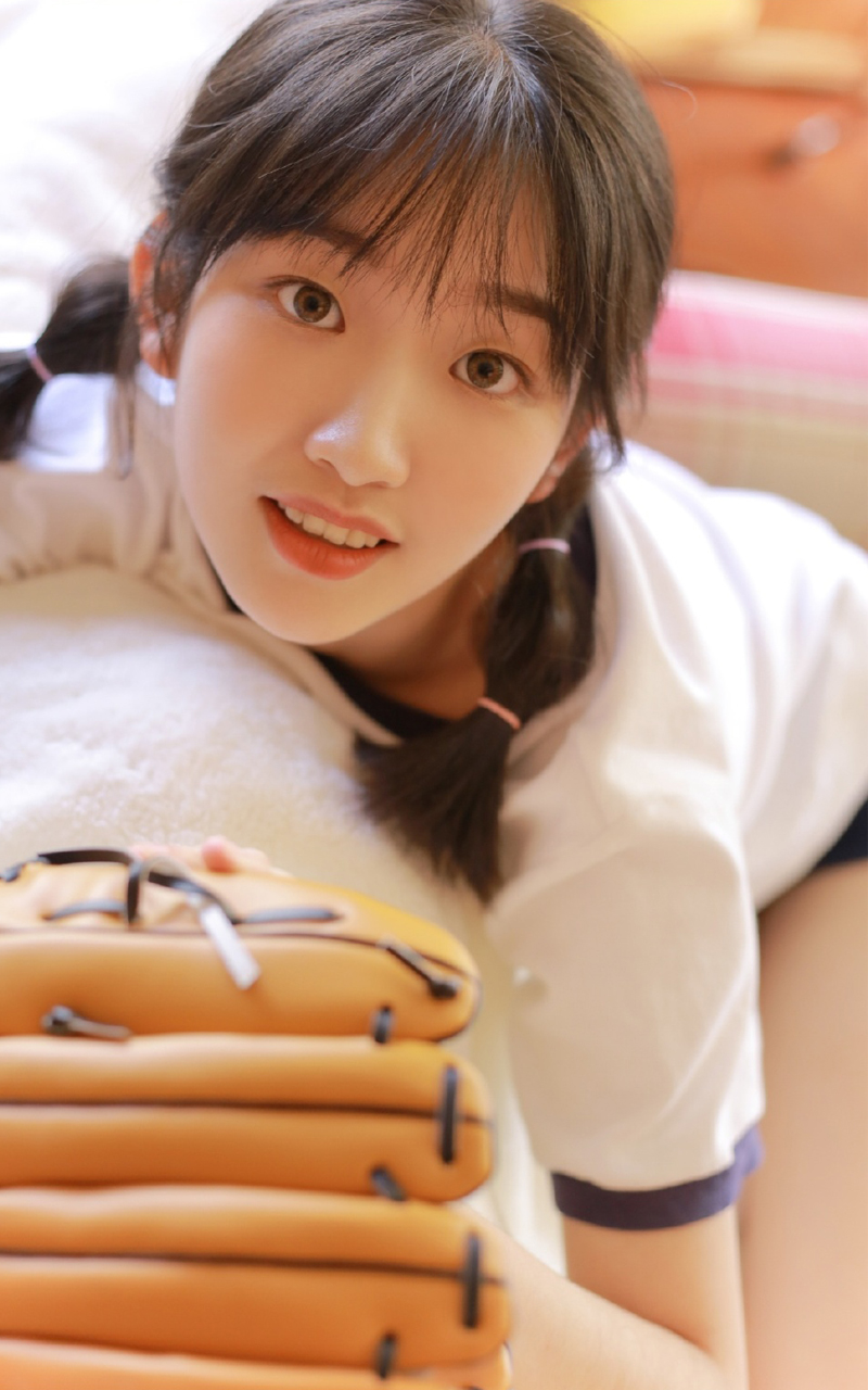 漂亮运动服美女迷人长腿性感写真图片大全