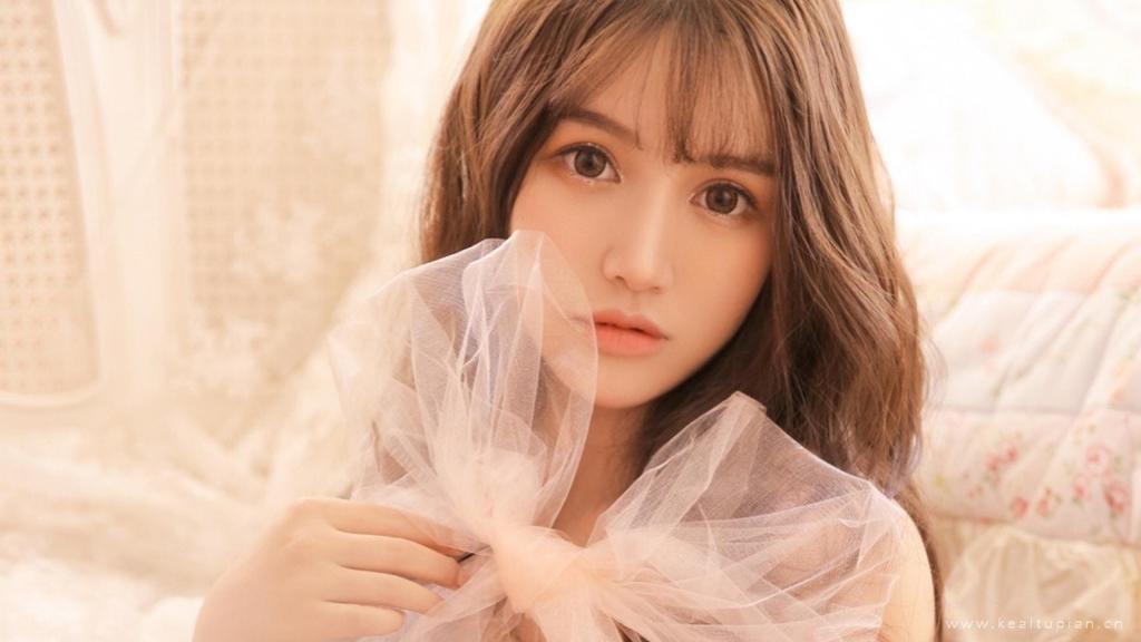 粉嫩纱裙美女迷人甜美风情沙发写真图片桌面壁纸