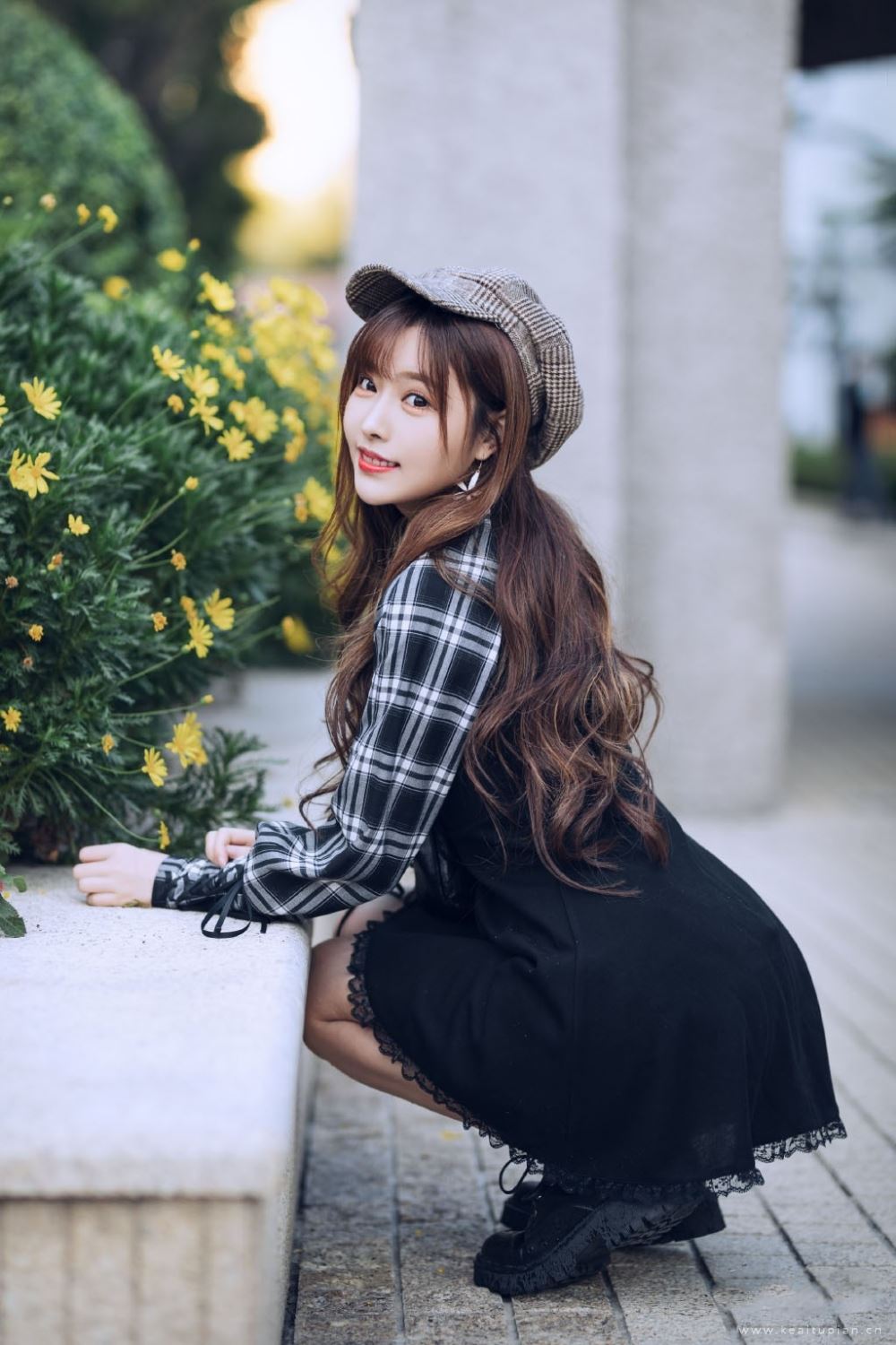 精致时尚打扮的甜美风美女户外写真图片