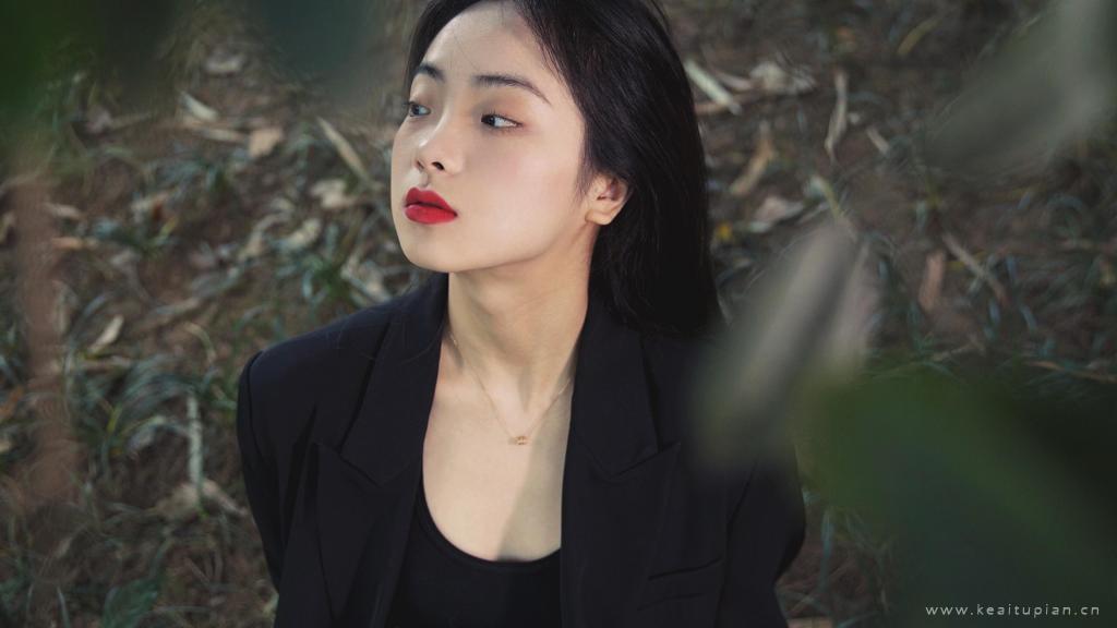 手捧红花的气质美女高清写真壁纸图片