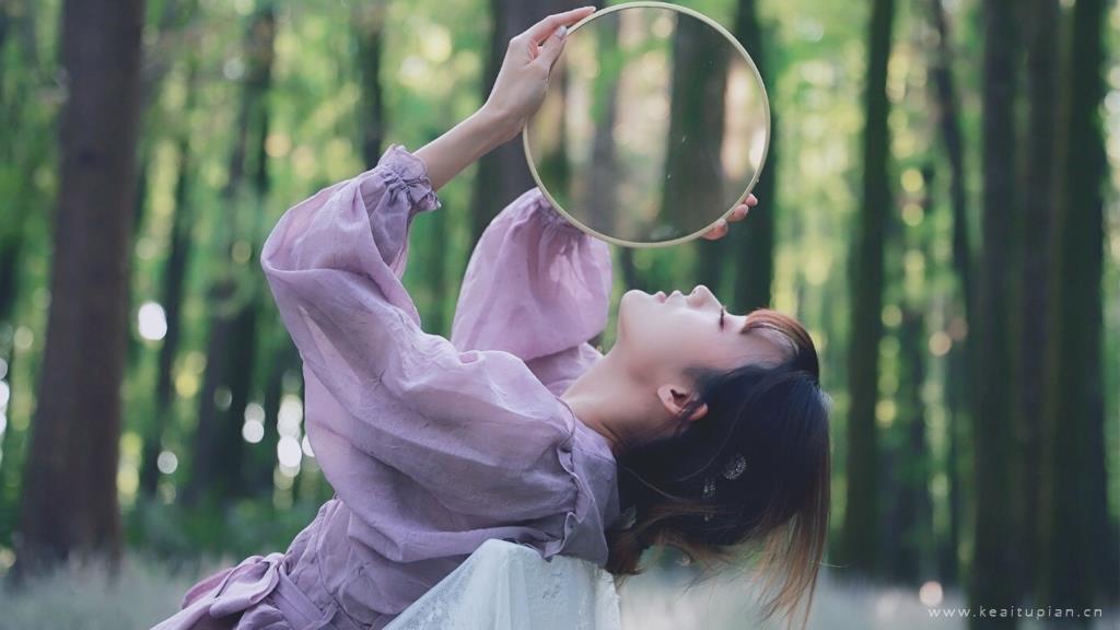 清新森系美女林中创意镜面文艺写真图片