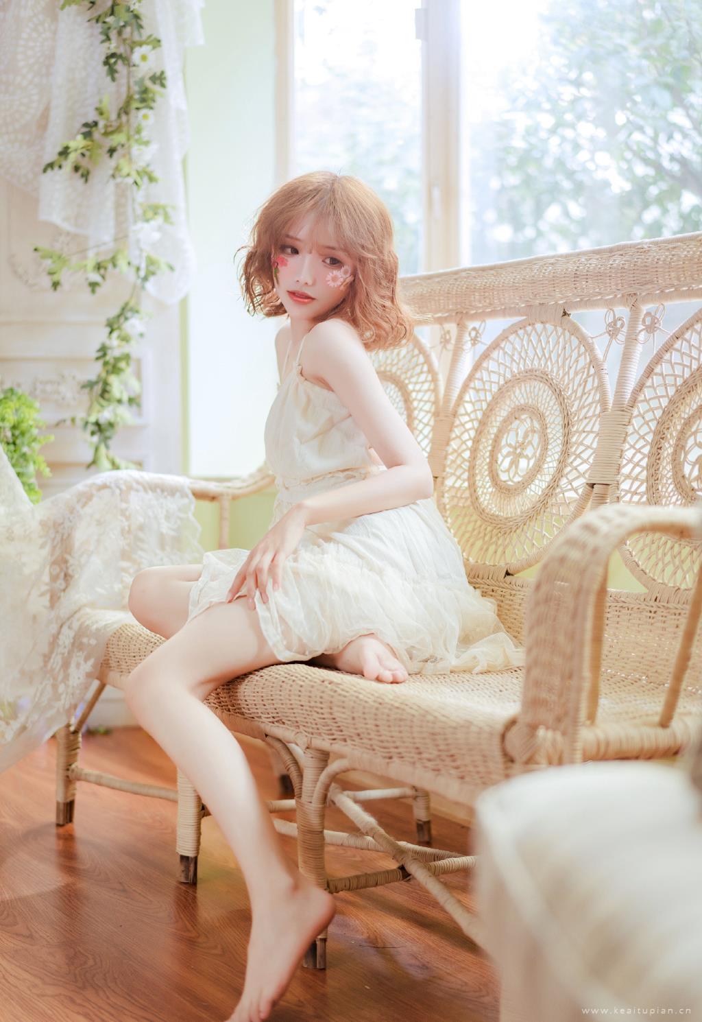 性感清凉深V吊带裙诱人美女白皙美肌诱人私房写真