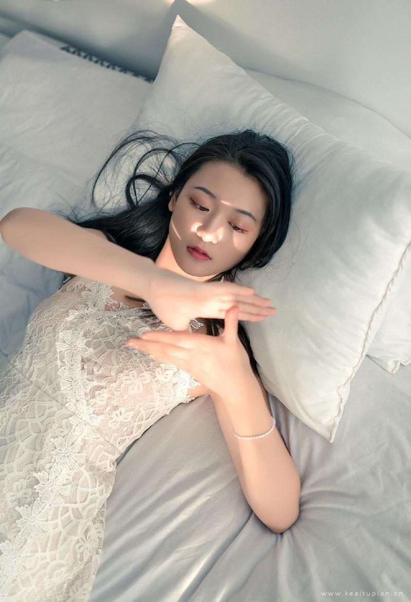 成熟御姐蕾丝睡衣造型诱人写真图片