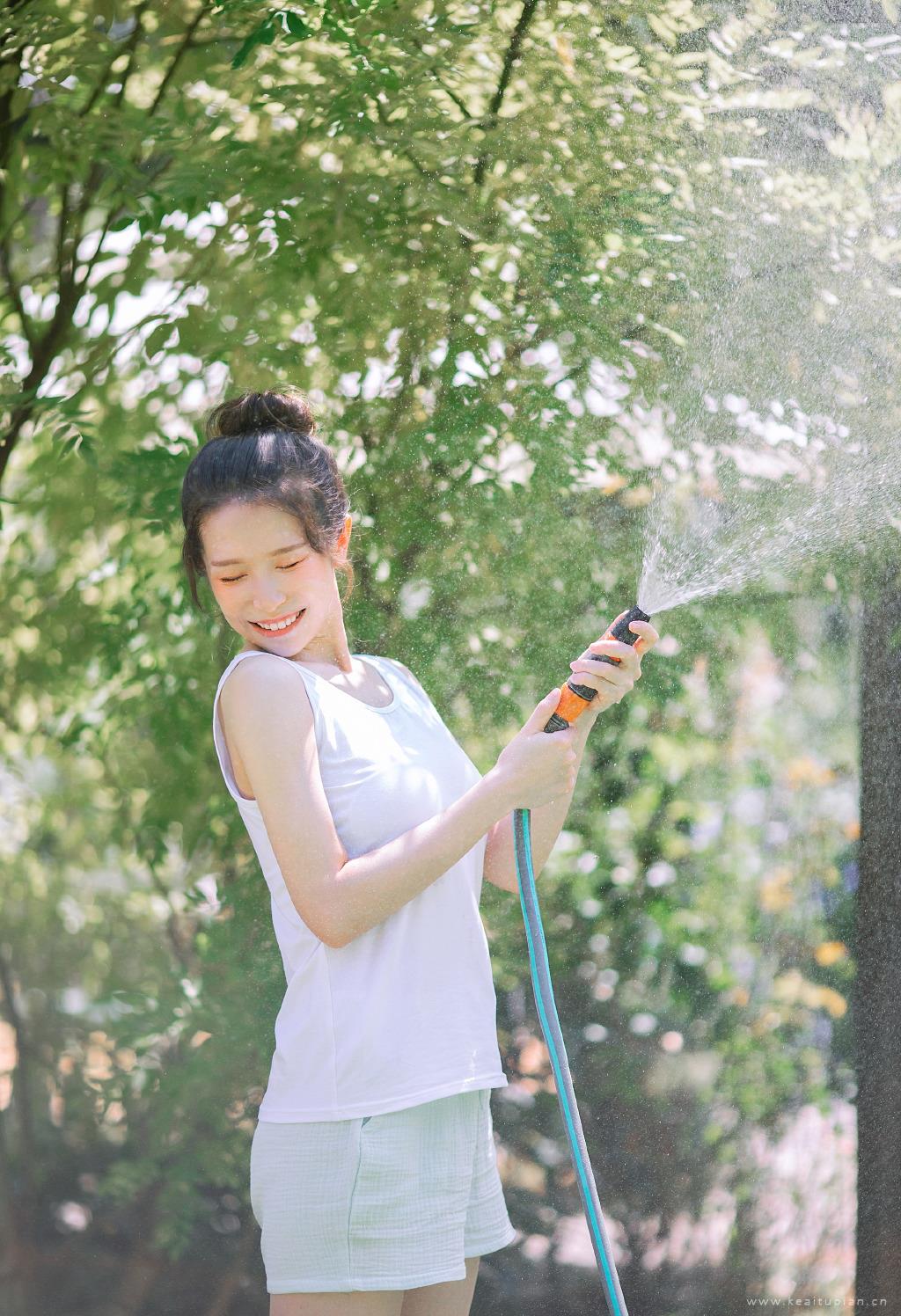 美丽草地上美女背心长腿清新性感写真图片大全