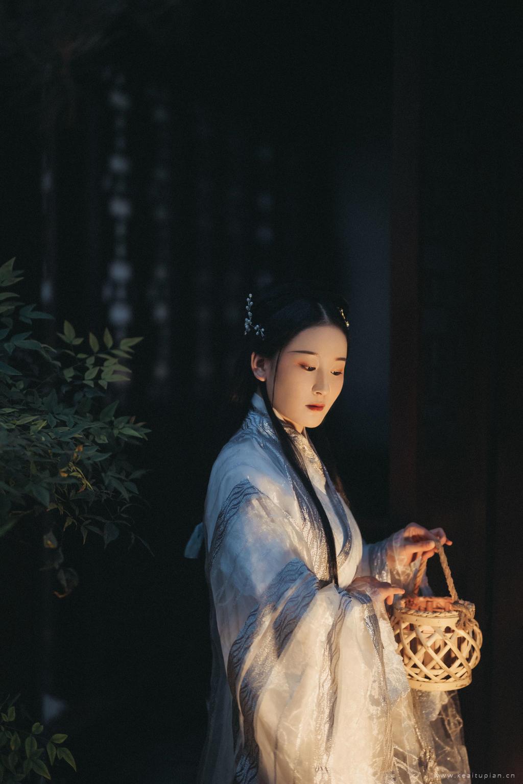 古典气质的古装美女侧颜古风写真图片