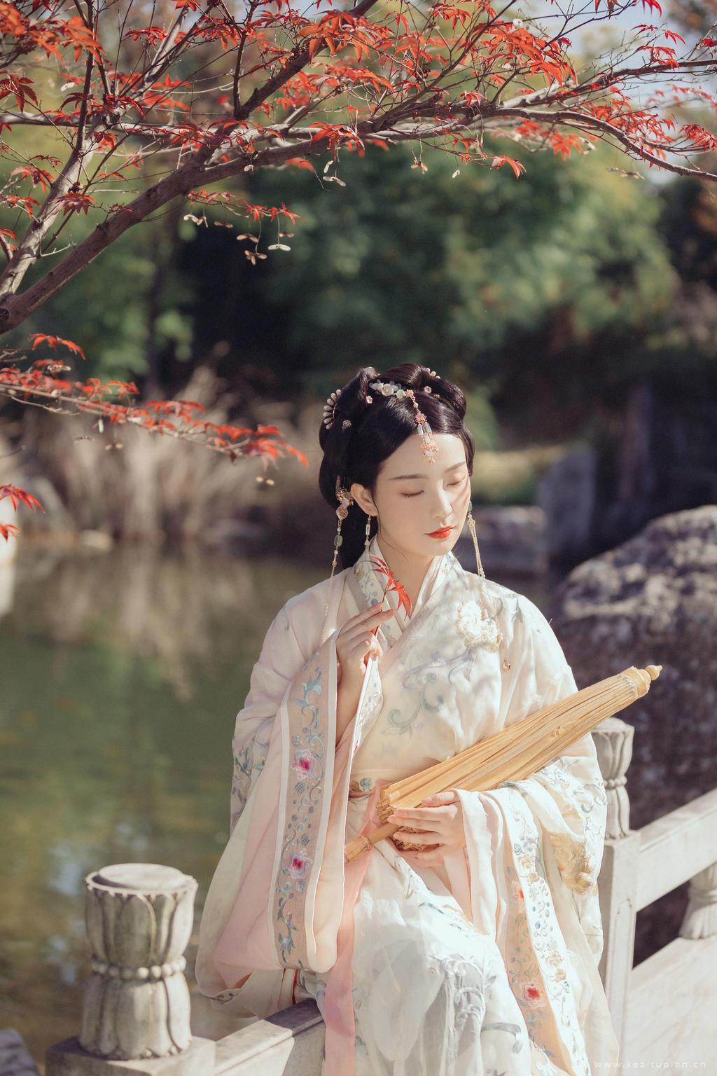 端庄优雅的汉服美女古风写真图片