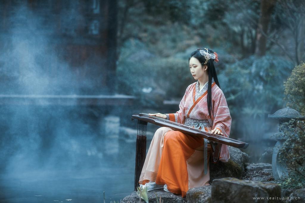 气质古装美女湖边抚琴气高清古风写真图片