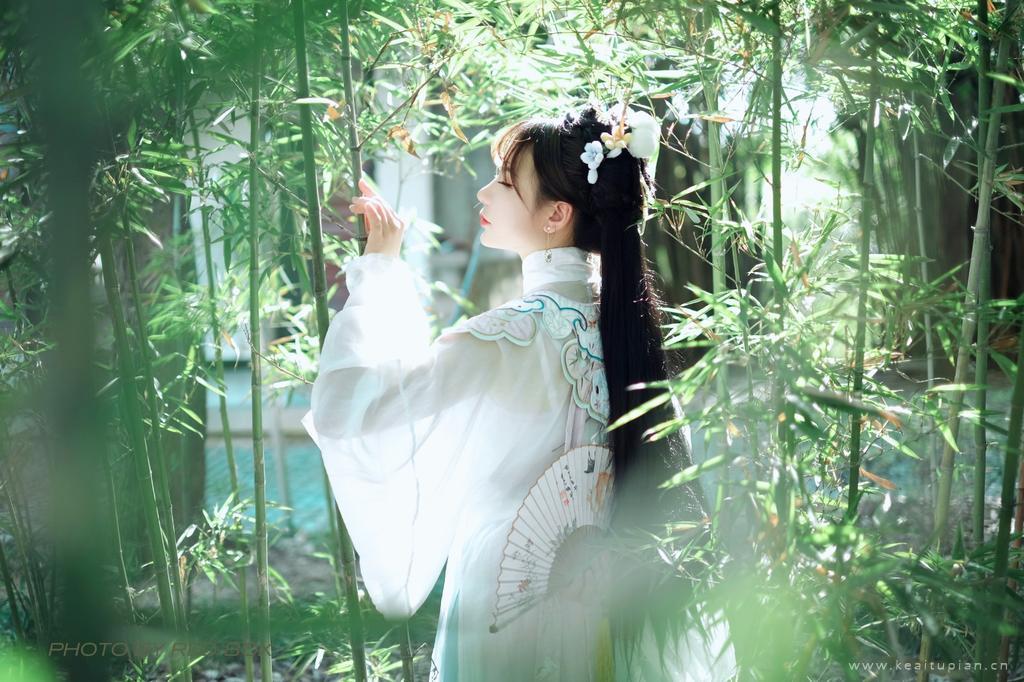梦幻唯美古装女生漫步竹林仙气飘飘写真图片