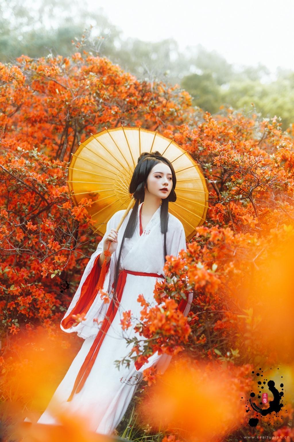 撑着纸伞行走花林中的古装美女唯美古风写真图片