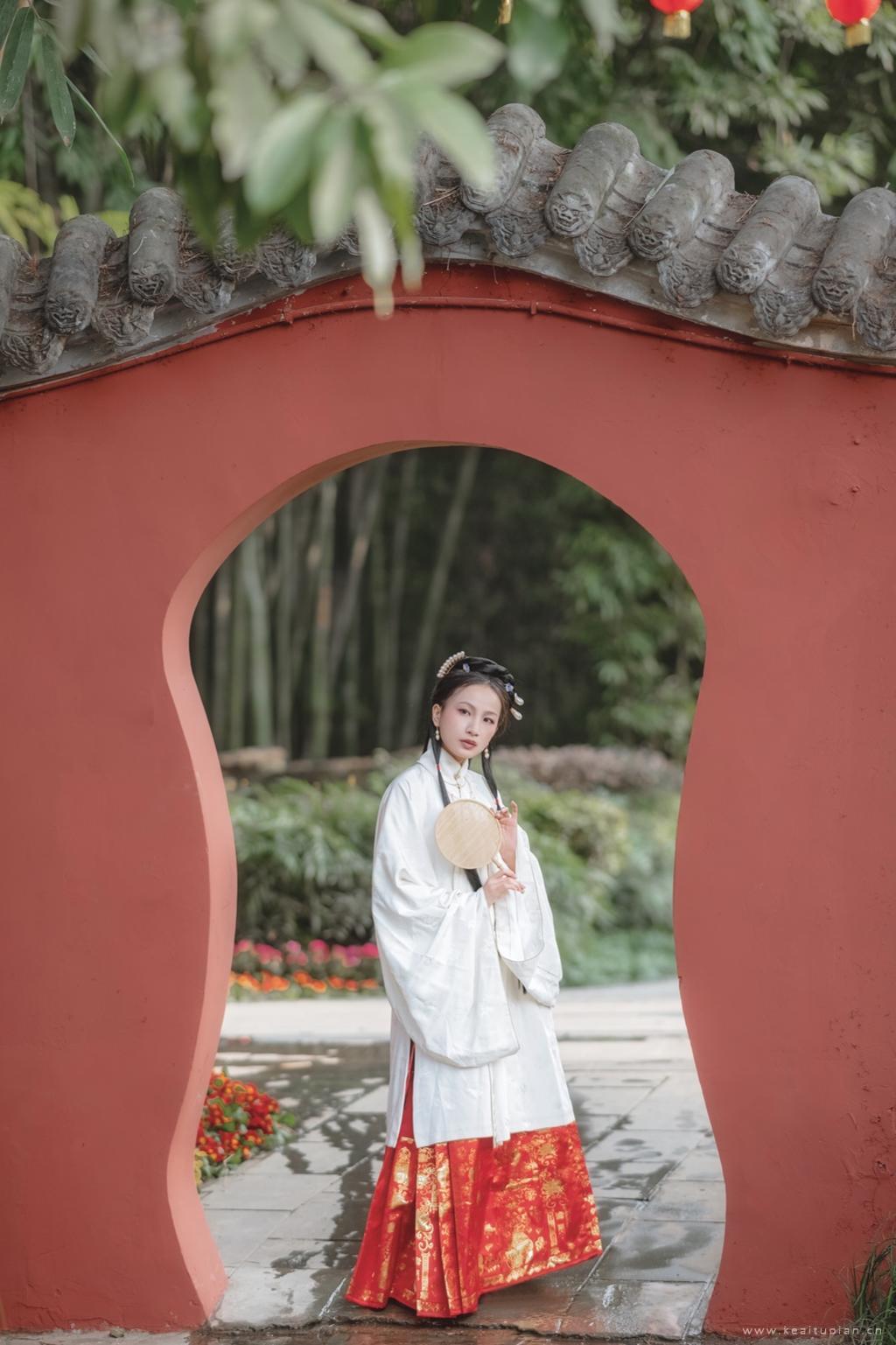 精选古风女生红裙手执罗扇写真高清图片