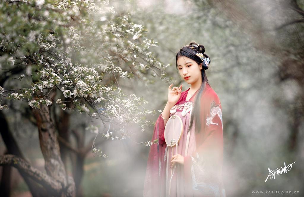 古装美女春日赏花唯美古风写真高清图片