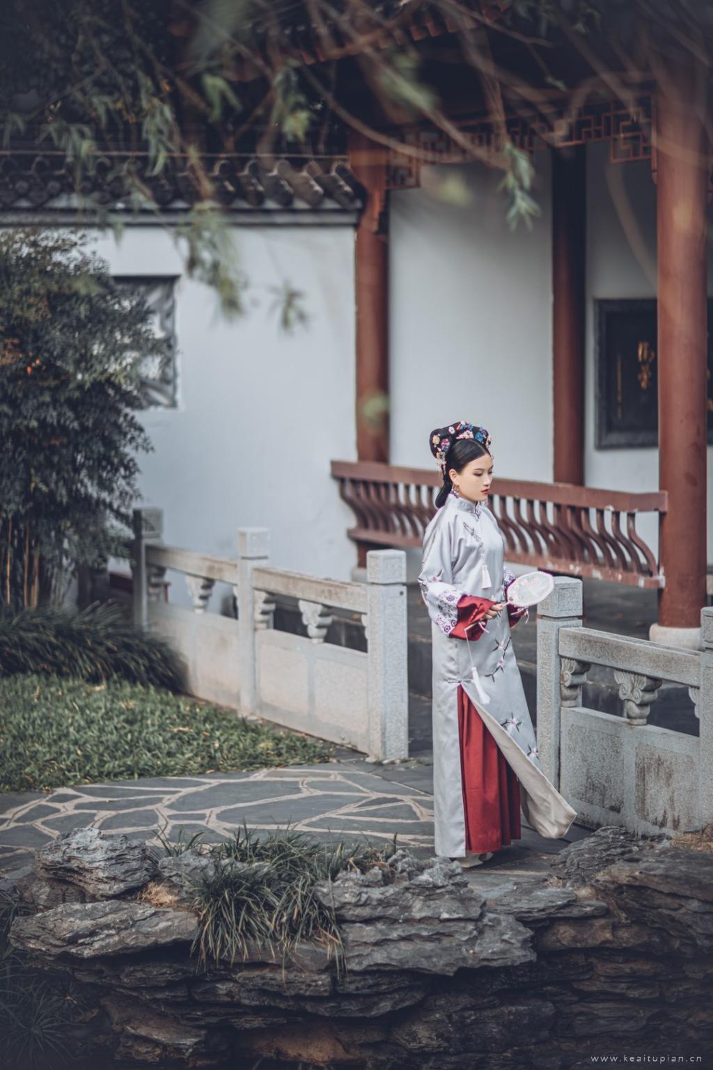 清朝格格仪态优雅唯美写真壁纸图片