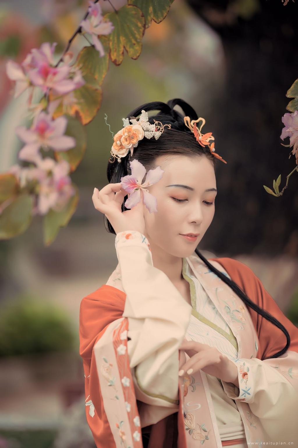 戴花执扇小憩的古装美女日常古风写真图片