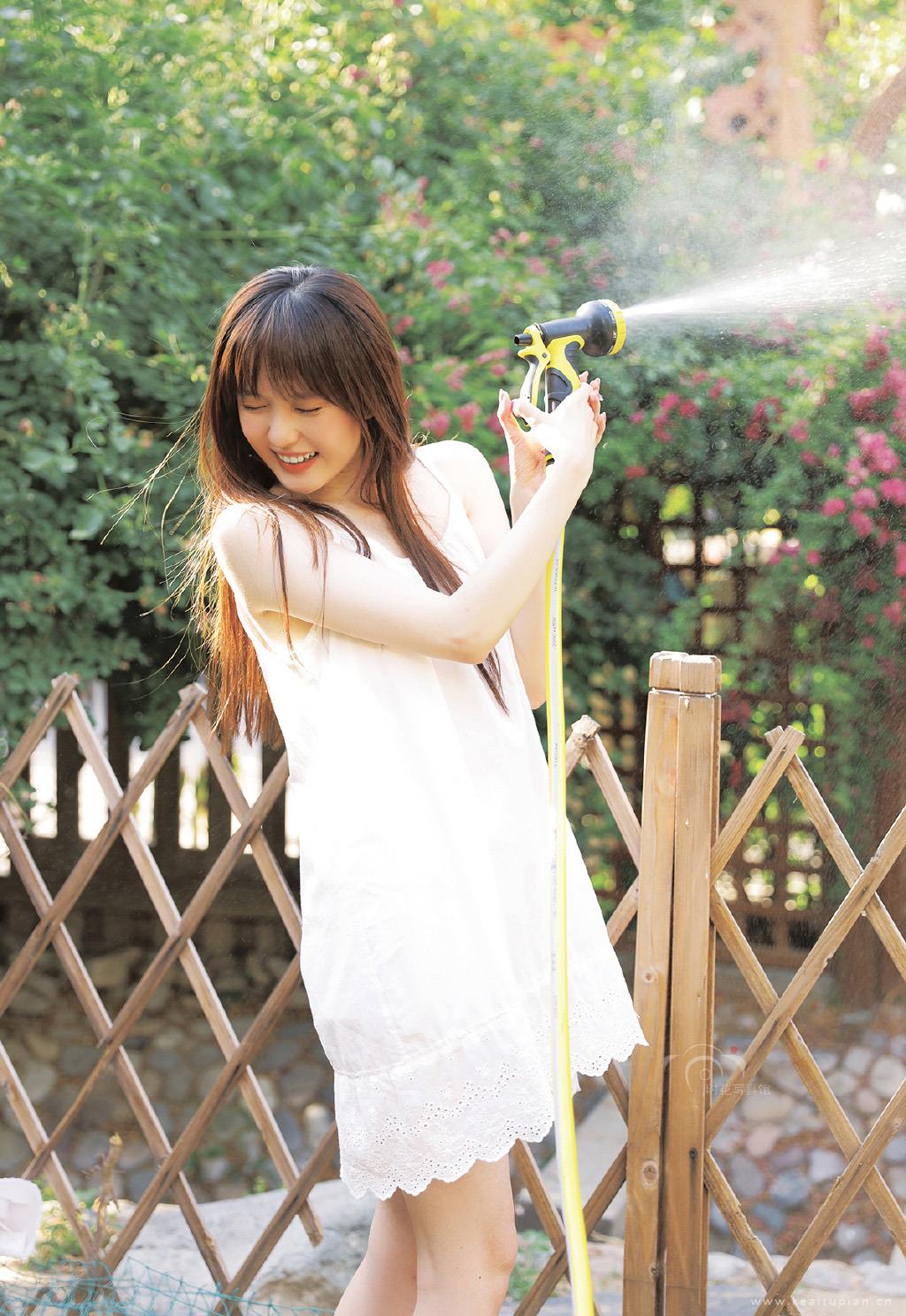 户外阳光下玩水的邻家美女清纯灵动写真图片大全