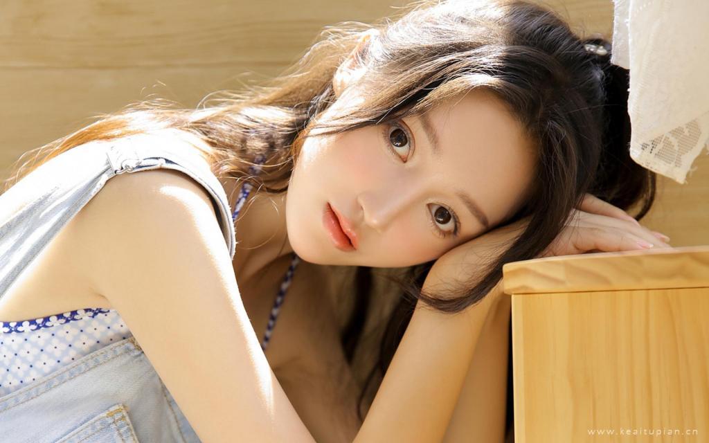 白皙甜美迷人少女可爱俏皮居家诱人写真图片桌面壁纸