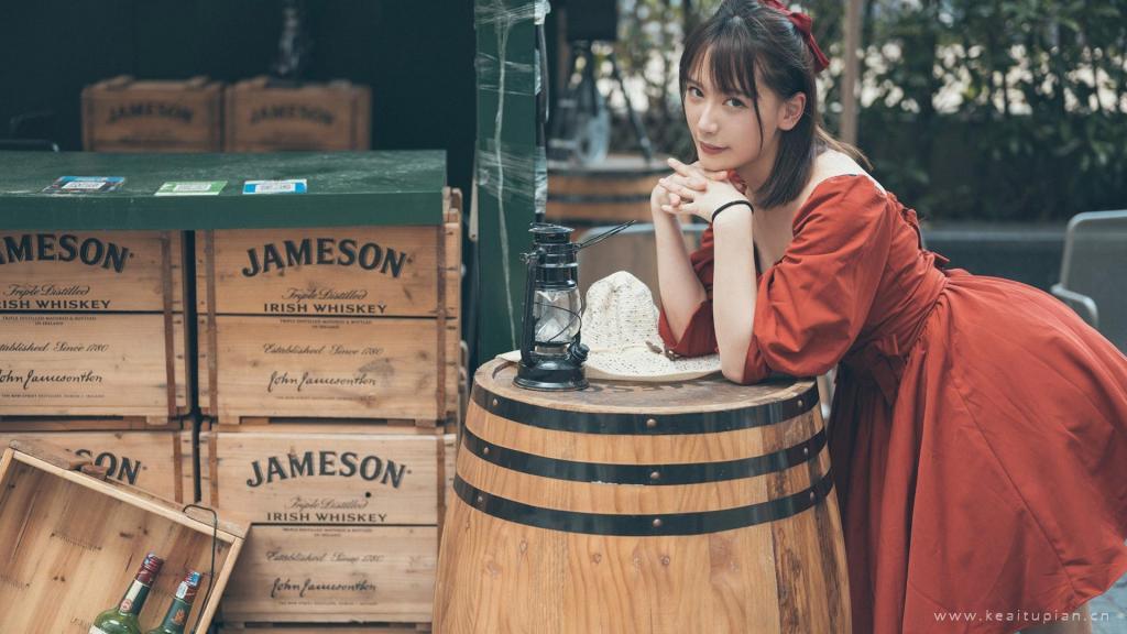 张扬的红色法式连衣裙美女户外气质写真图片