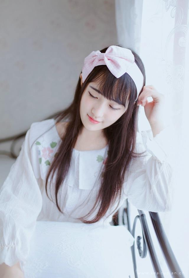 清纯好看的女生乖巧文静居家写真高清图片