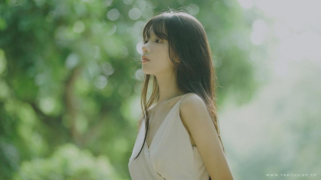 森系小清新美女吊带长裙清爽干净甜美写真图片桌面壁纸