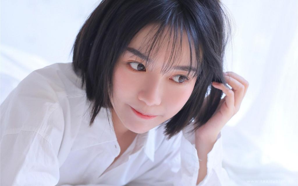 清爽短发青春美女性感衬衫居家甜美写真图片桌面壁纸
