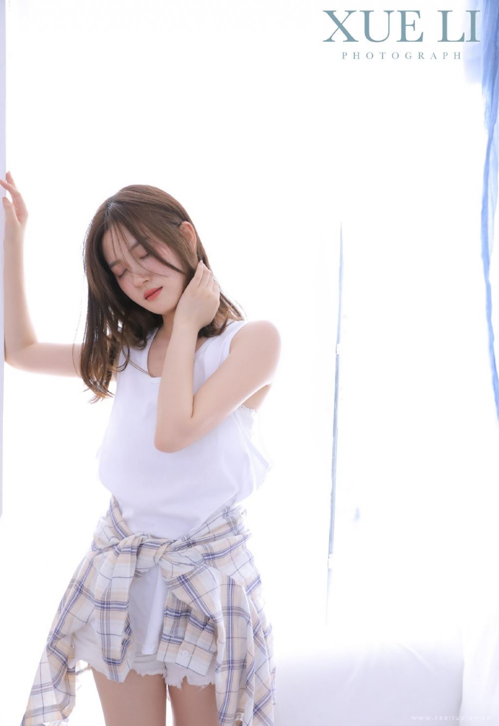 白皙水嫩肌肤美女唯美杂志写真图片