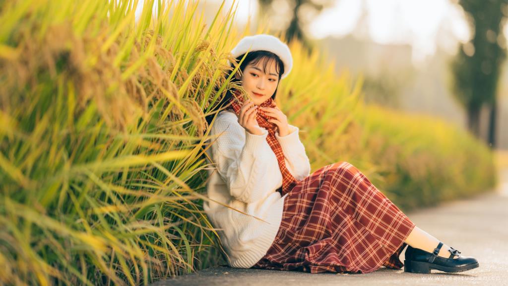 麦田里的姑娘_冬季户外唯美森系美女写真图片
