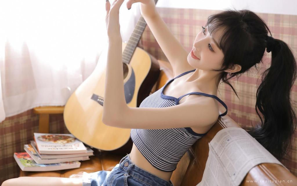 清纯马尾美女气质吊带白皙甜美居家私房照高清壁纸图