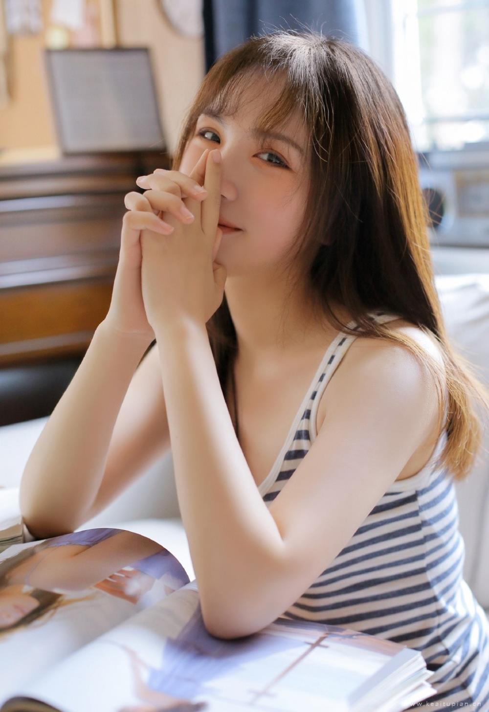 清纯甜美女生吊带背心夏日写真高清图片