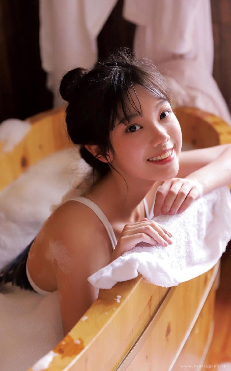 性感吊带泳装美女浴室湿身诱人造型壁纸图片