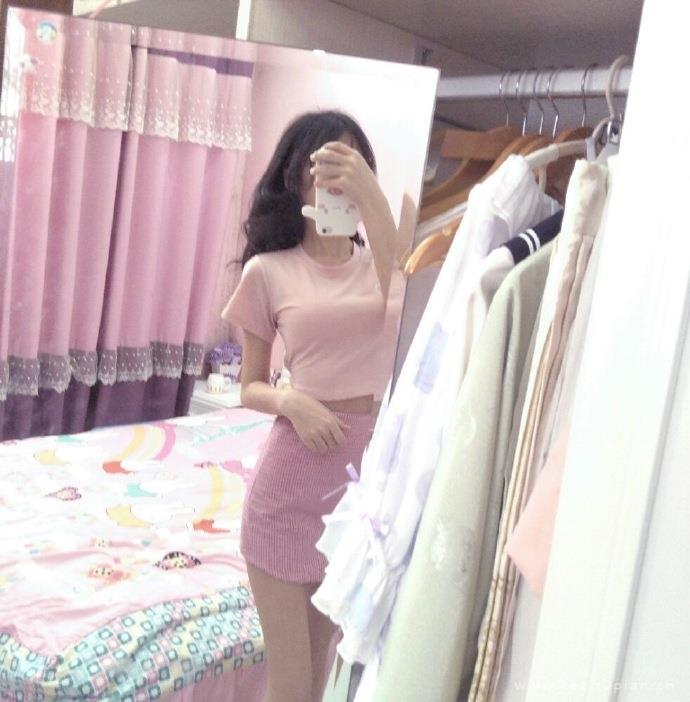 性感甜心小香风美女S形身材粉红色床上自拍图片大全