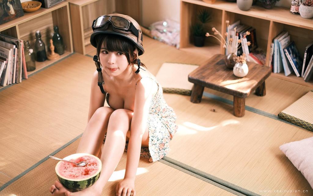 性感吊带裙美女丰满美胸诱惑夏日私房写真图片