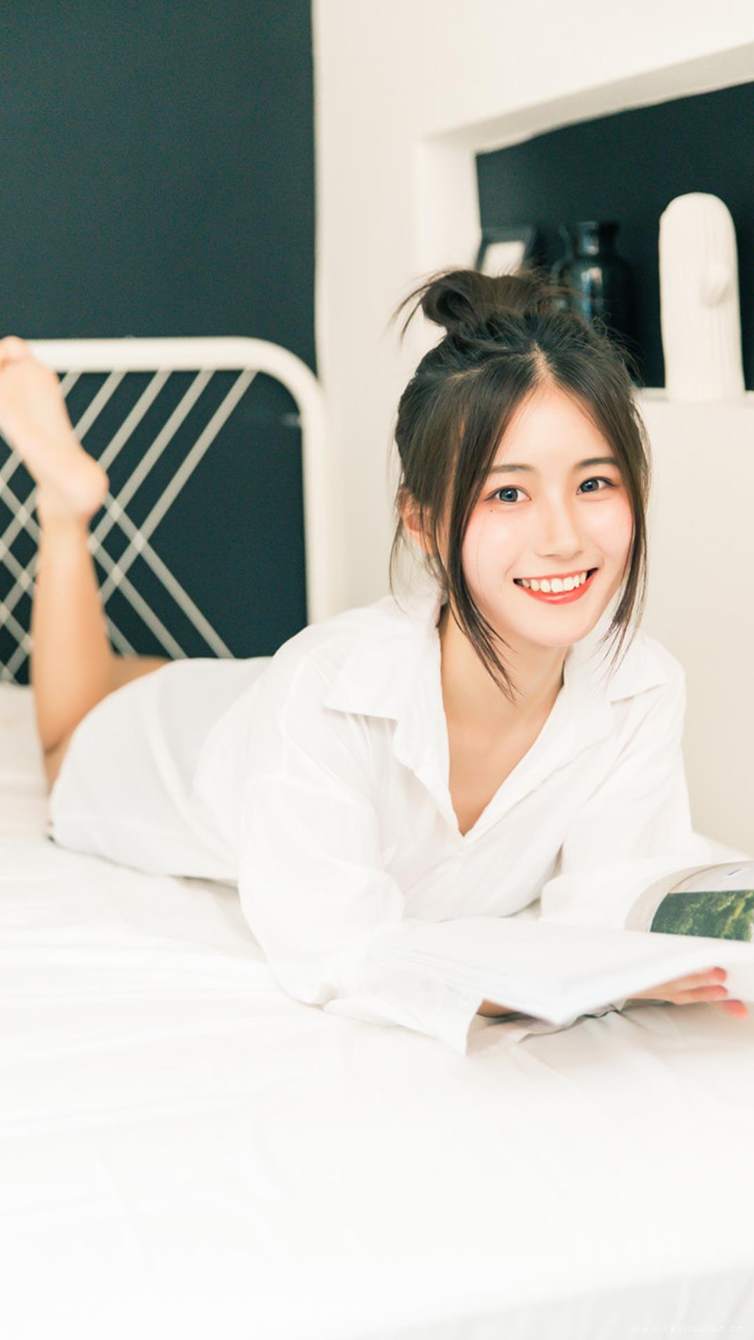 居家俏皮美女私房性感写真图片