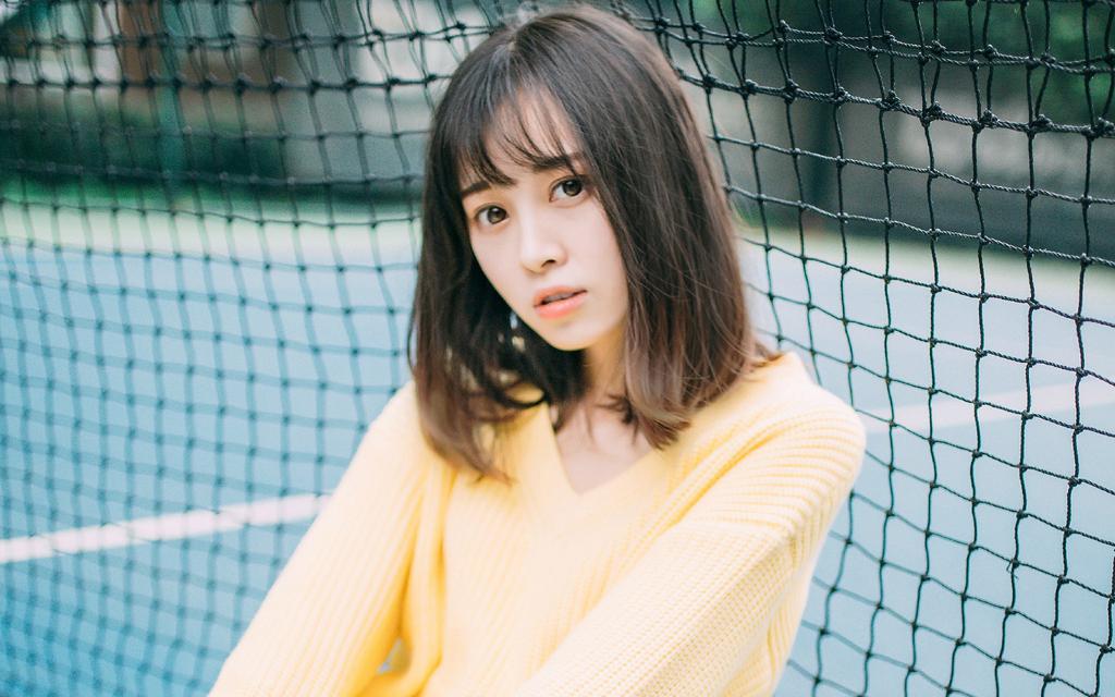 球场中的网球少女唯美高清写真壁纸图片