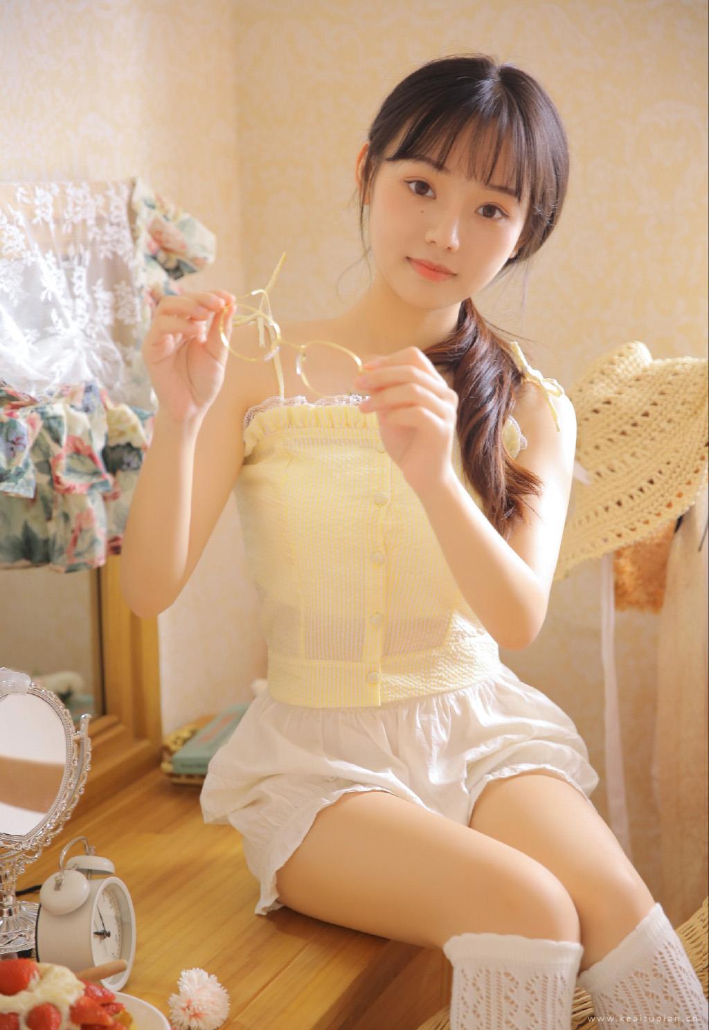 清纯白丝美女娇俏可爱唯美写真图片