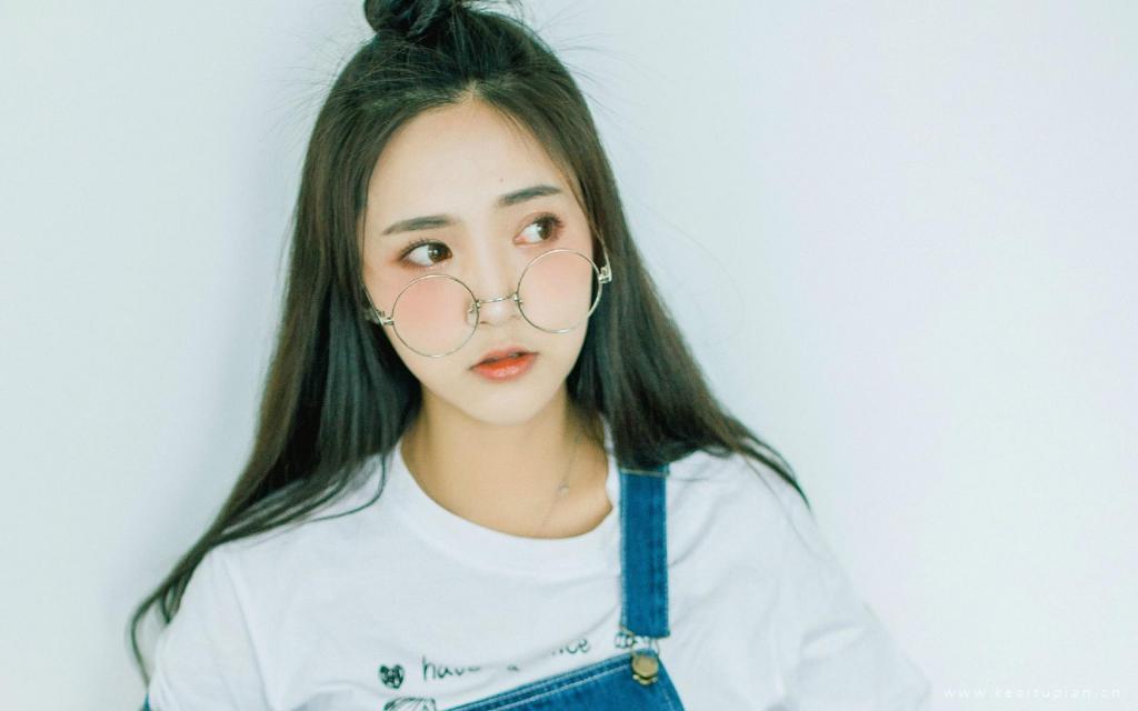 清新文艺少女俏皮可爱背带裙诱人写真图片桌面壁纸