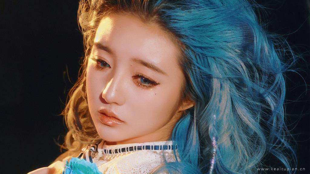 优雅气质蓝发少女个性桌面壁纸写真图片