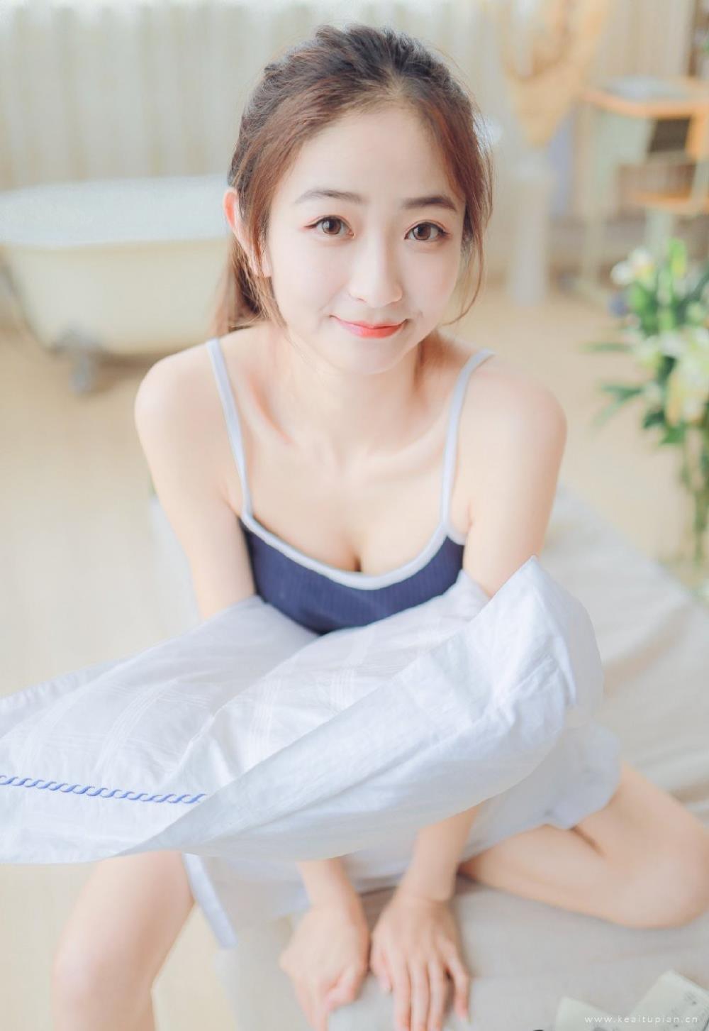 性感吊带短裤少女妩媚诱人私房写真