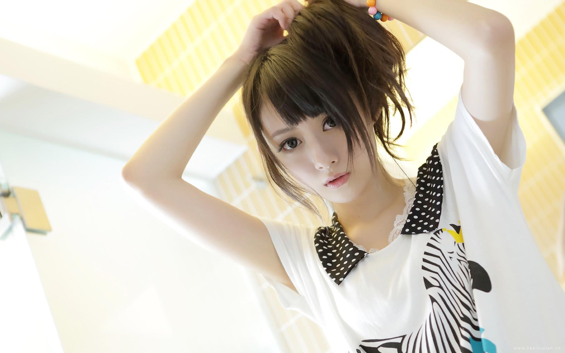 甜美美女休闲居家高清卧室写真图片