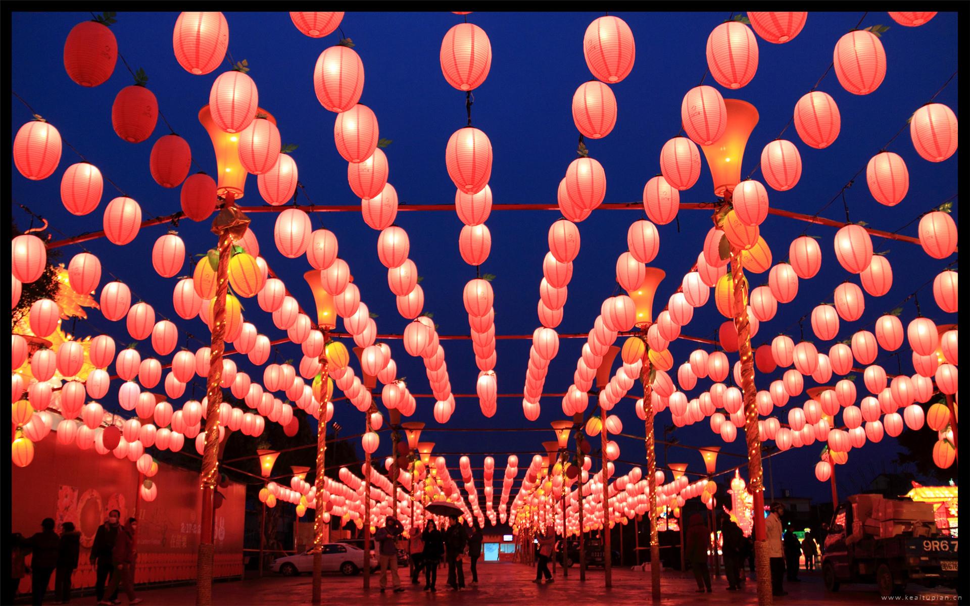 正月十五元宵节赏花灯放天灯节日氛围图片